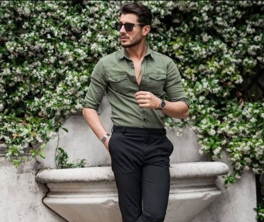 3 cách phối đồ với áo sơ mi màu xanh rêu dành cho quý ông